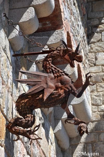 Дракон из ржавой стали у стен Castello Di Amorosa в Калифорнии
